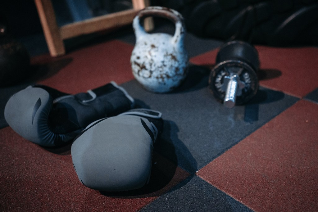 Halteres ou kettlebell: quando usar cada um