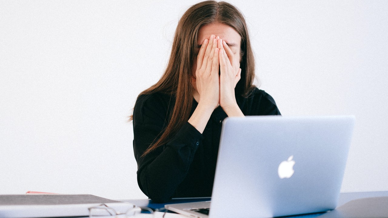 MULHER ESTRESSADA NA FRENTE DO COMPUTADOR