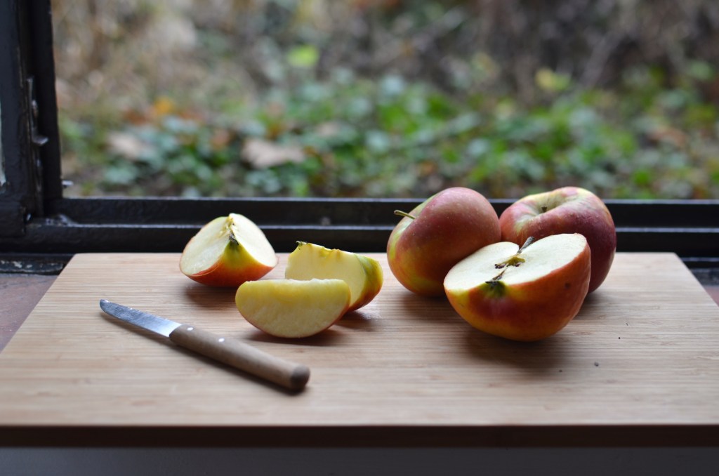 tábua com maças cortadas