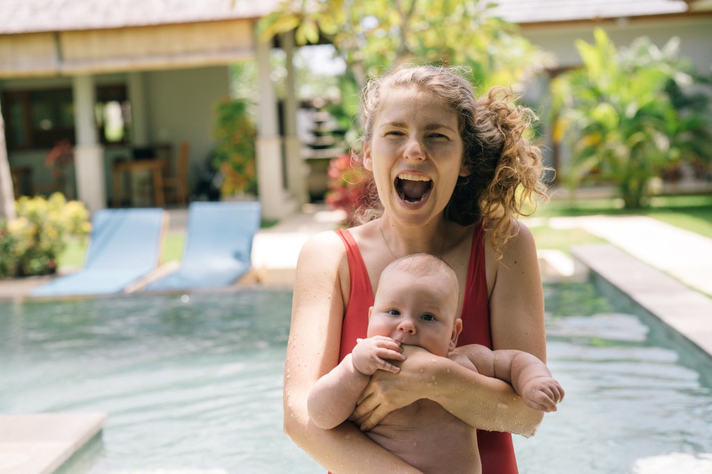 mãe e filho na piscina