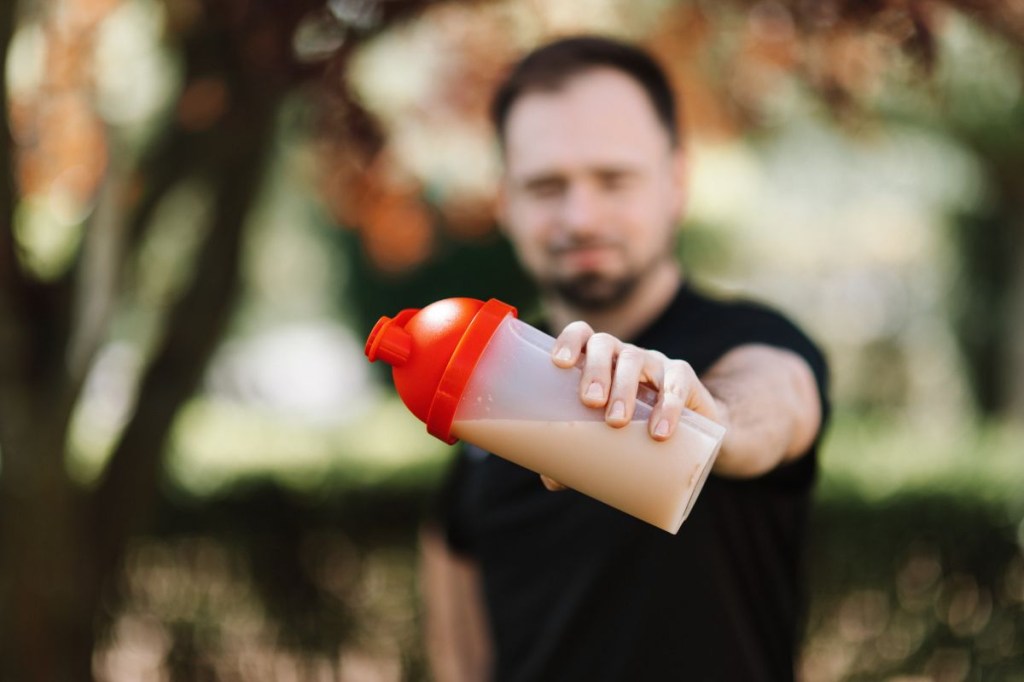 Homem com shake na mão