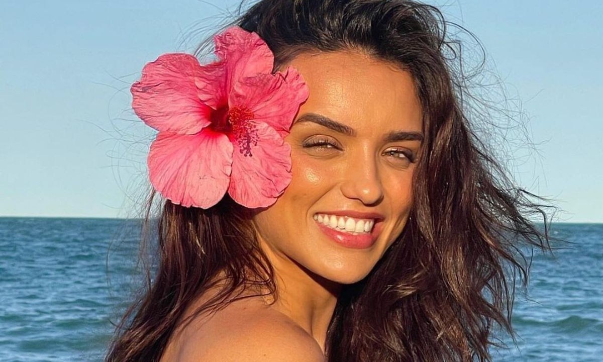 Rafa Kalimann com rosa no cabelo