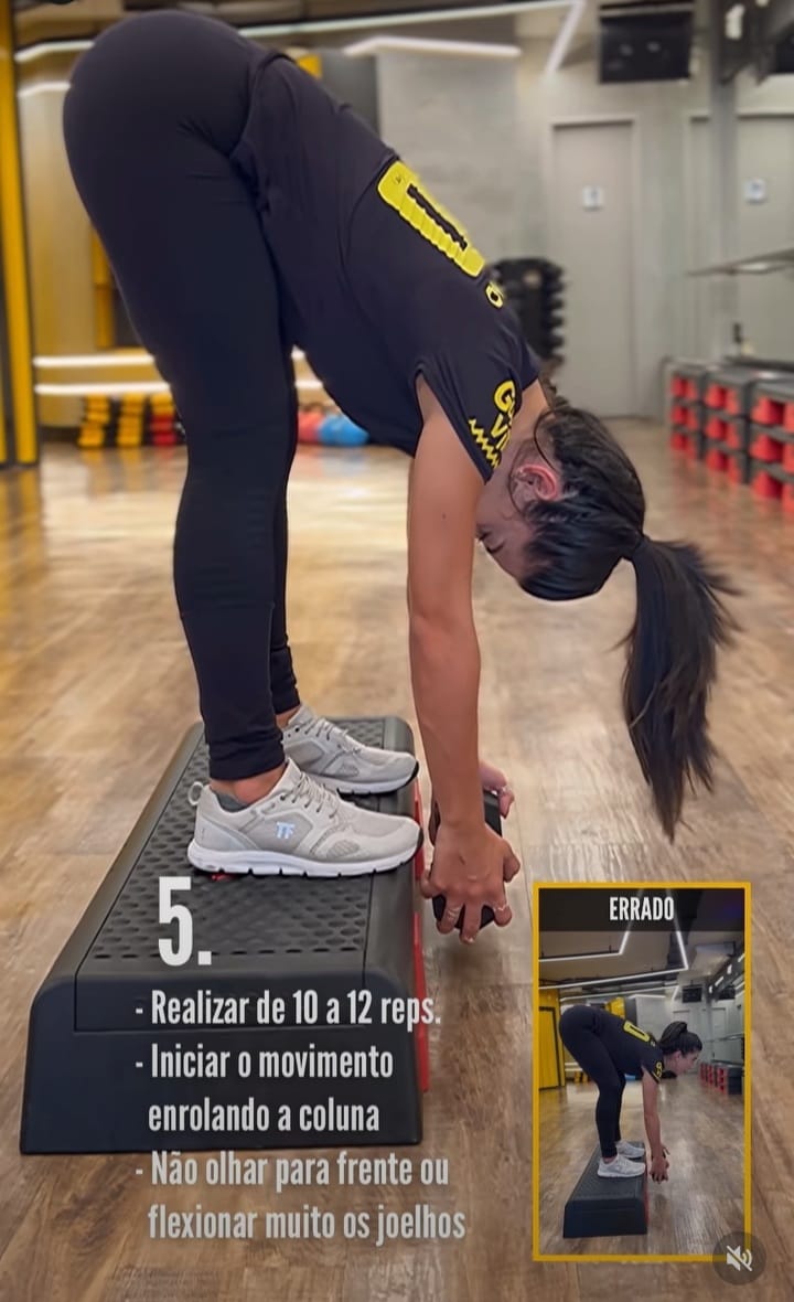 stiff-alter Mulher em cima de uma superfície se exercitando com um alter