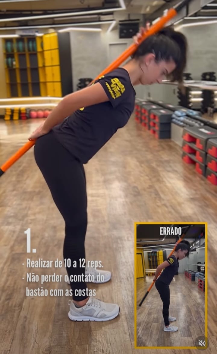 stiff-bastão-costas Mulher fazendo stiff com bastão nas costas