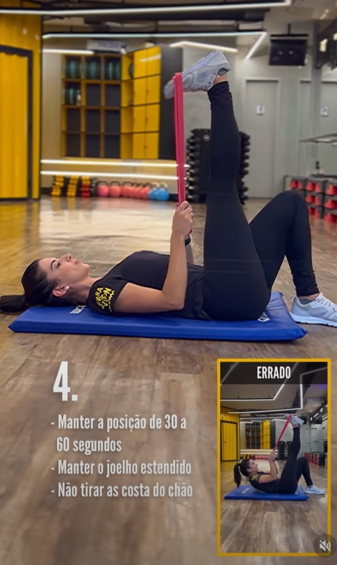 stiff-deitado-chão Mulher fazendo exercício enquanto está deitada no chão