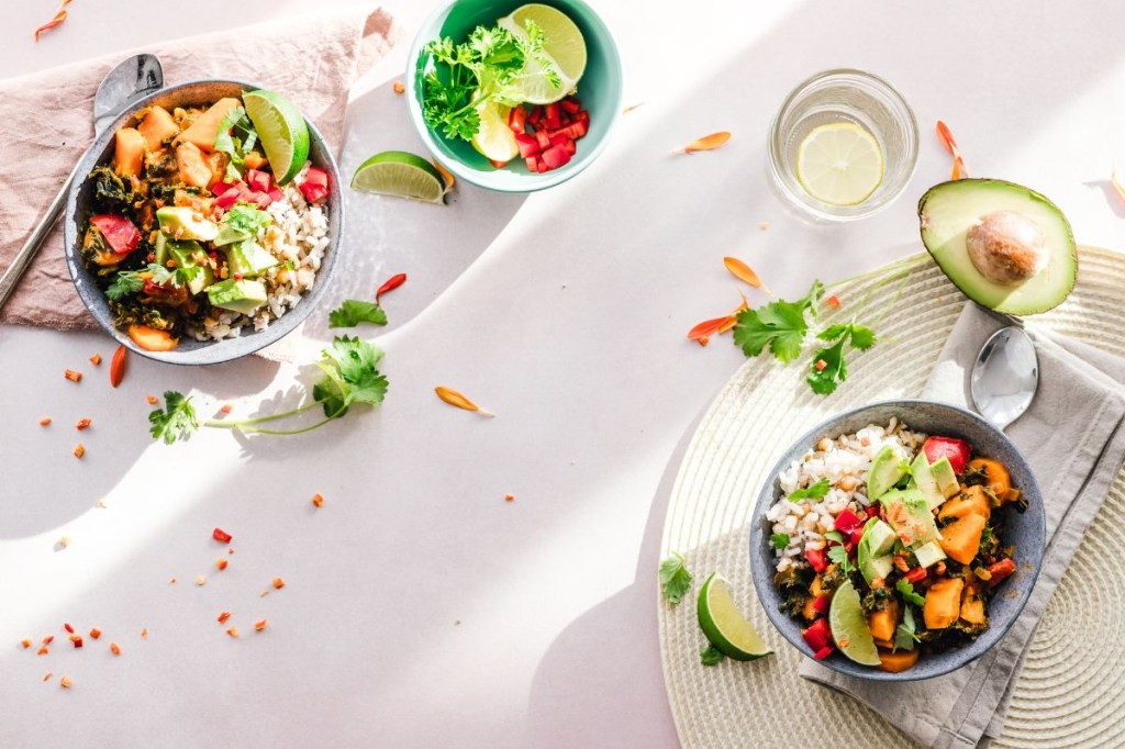 Salada de vegetais em tigelas