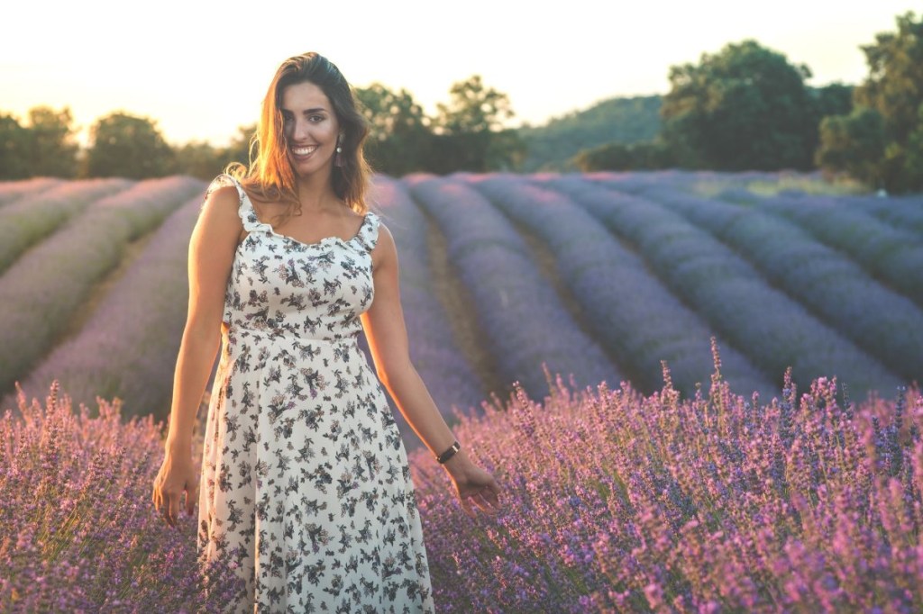 Mulher com vestido florido