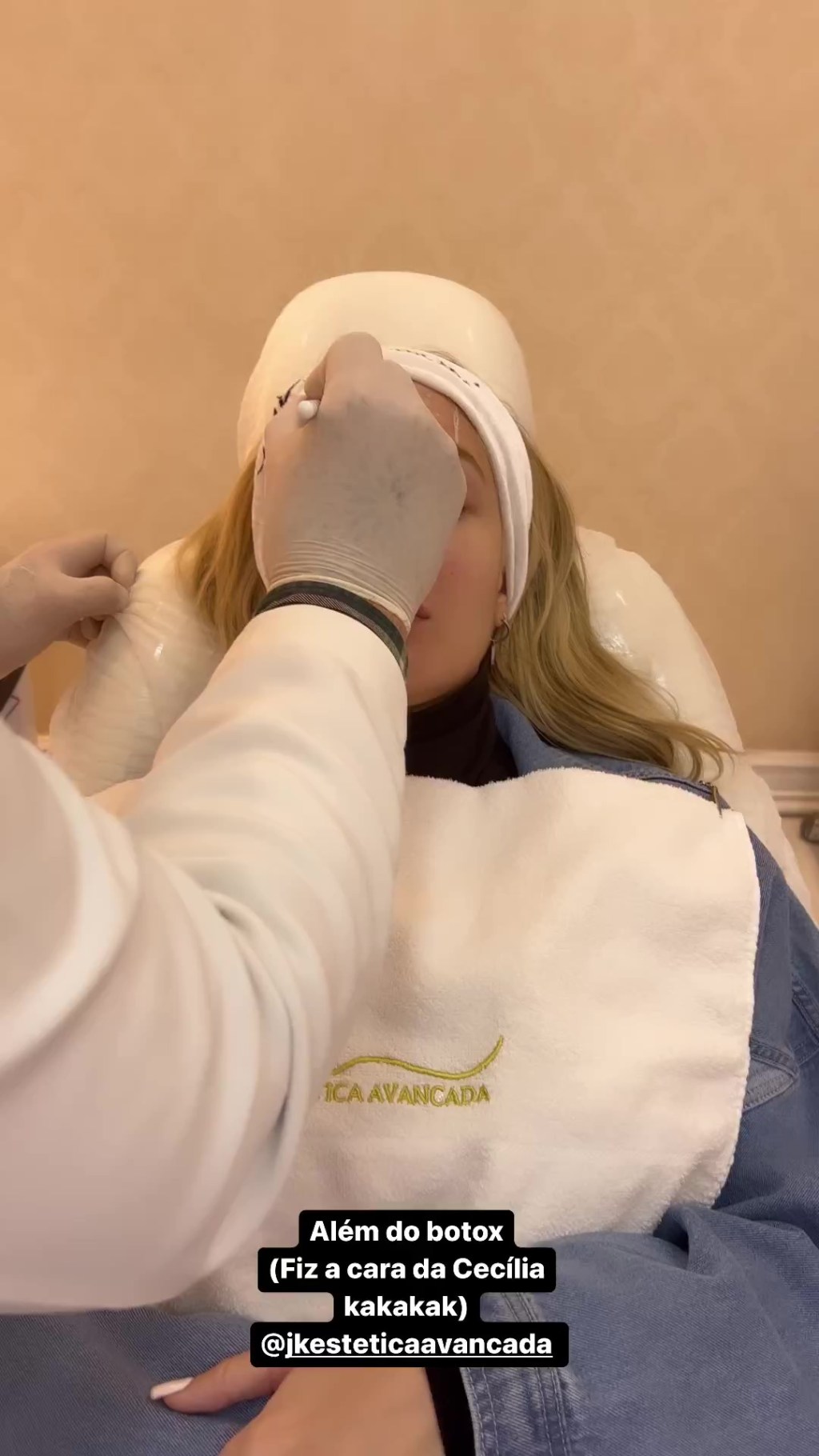 49219898_656809049334811_4931667029292223985_n_Moment Karoline Lima fazendo botox na testa