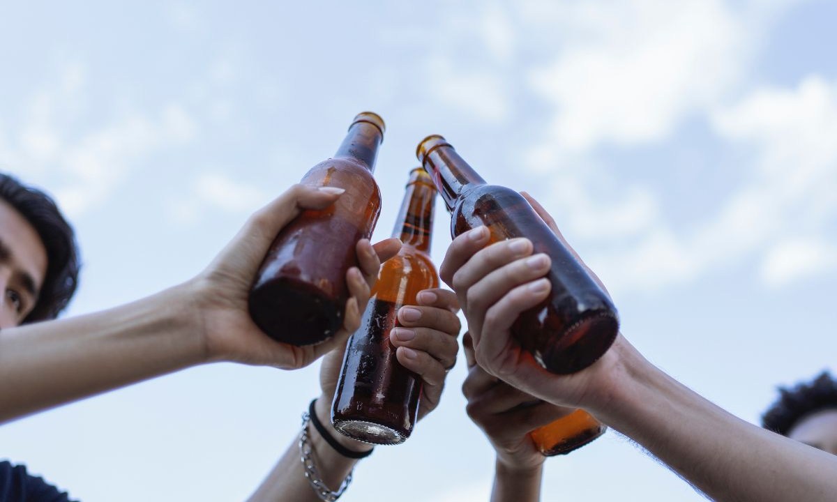 Pessoas brindando com bebidas alcoólicas