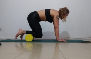 mulher fazendo exercícios usando rolo de espuma