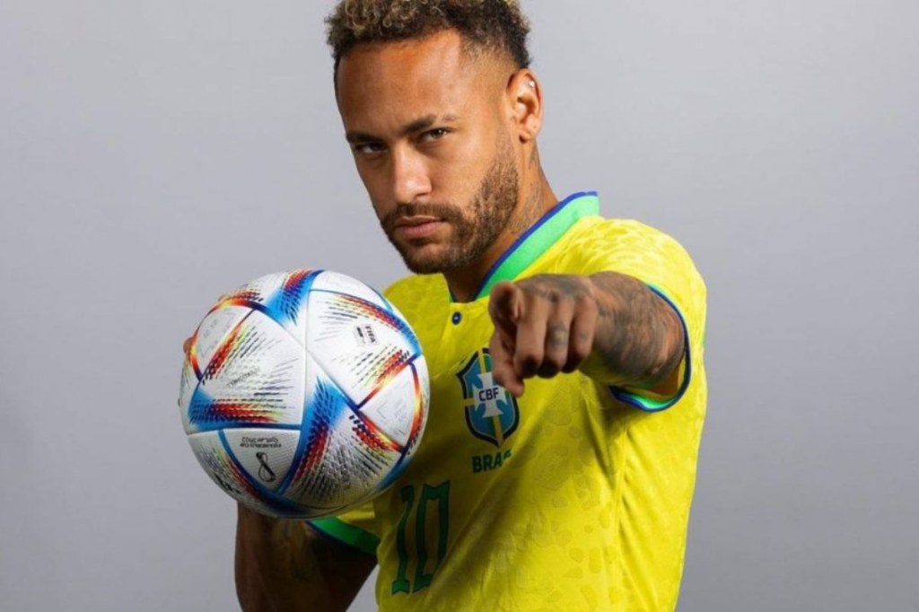 Neymar Jr. apontando com uma bola na mão