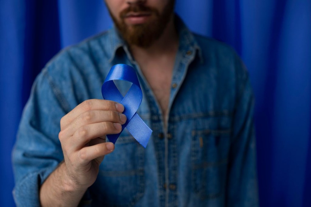 Homem segurando laço do Novembro Azul