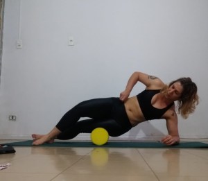 mulher fazendo exercício com rolo de espuma