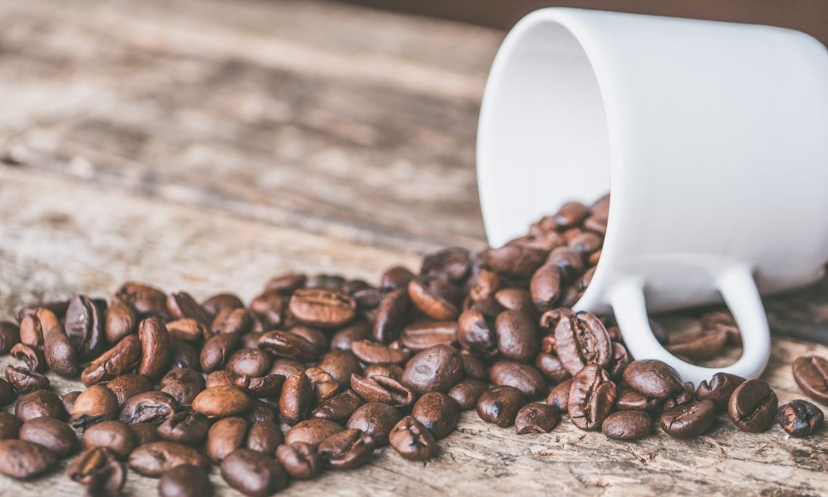 Xícara com grãos de café
