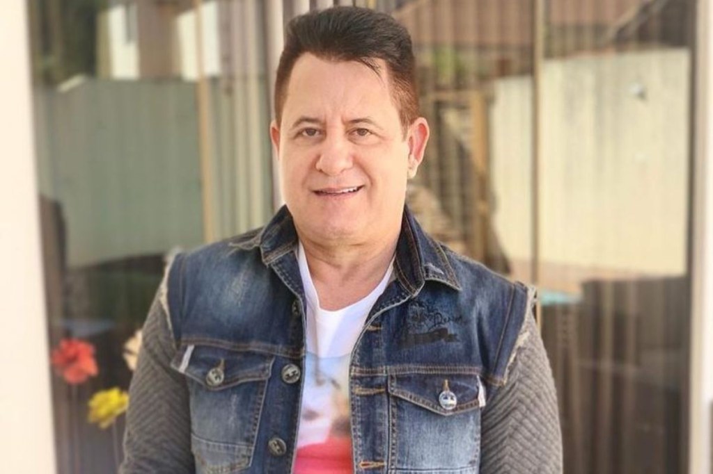 Marrone vestindo camiseta branca estampada e jaqueta jeans