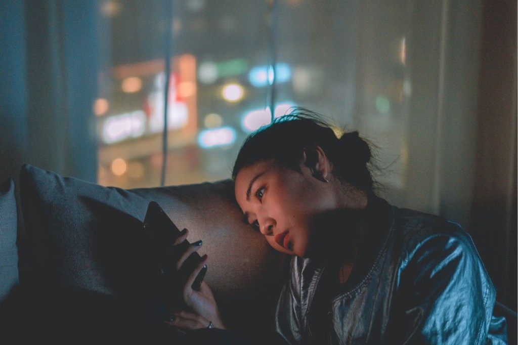 O impacto negativo de checar o celular logo ao acordar: descubra por quê