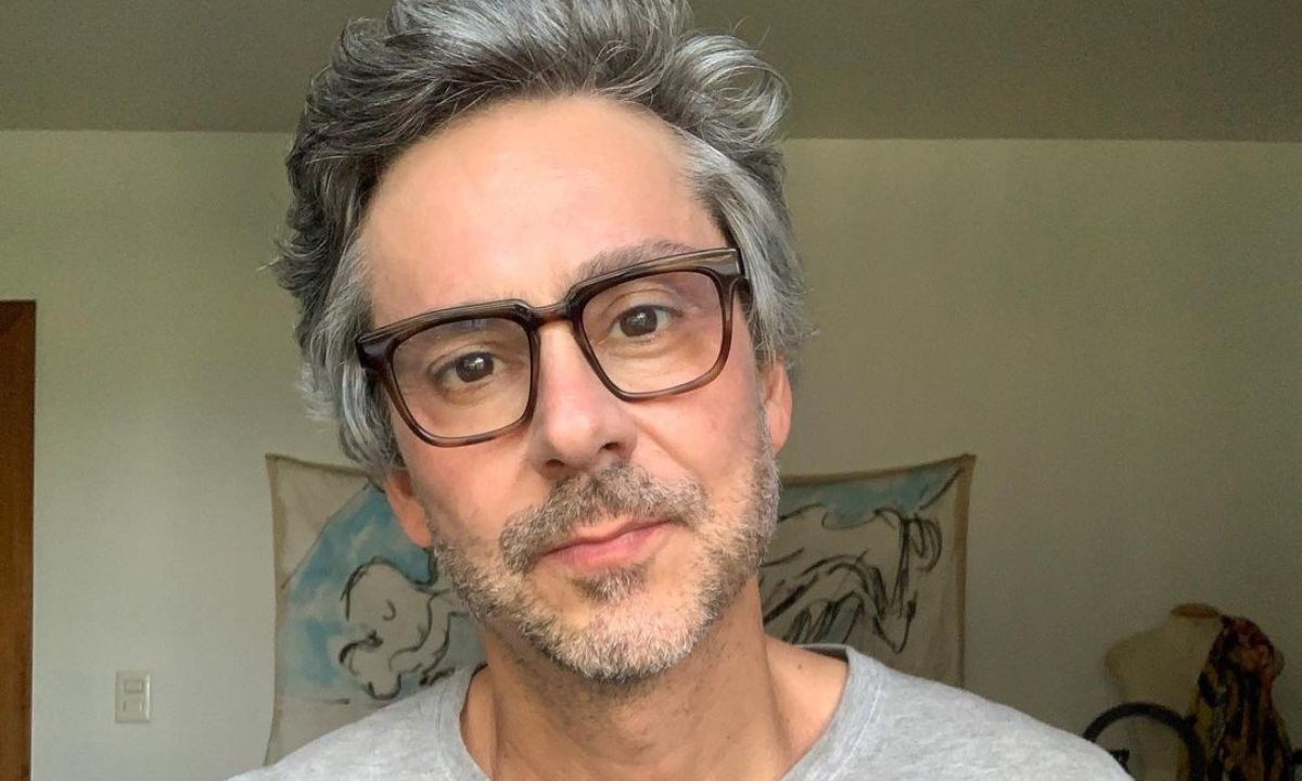Alexandre Nero com óculos de grau