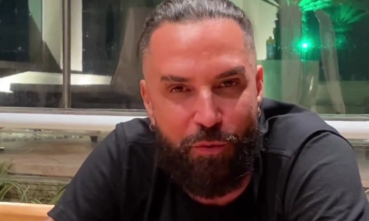 Latino mostrando resultado do rejuvenescimento facial