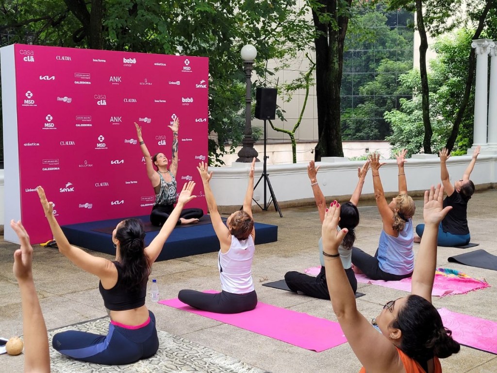 Casa Clã: inscritas relaxam em uma aula de yoga com Vidya