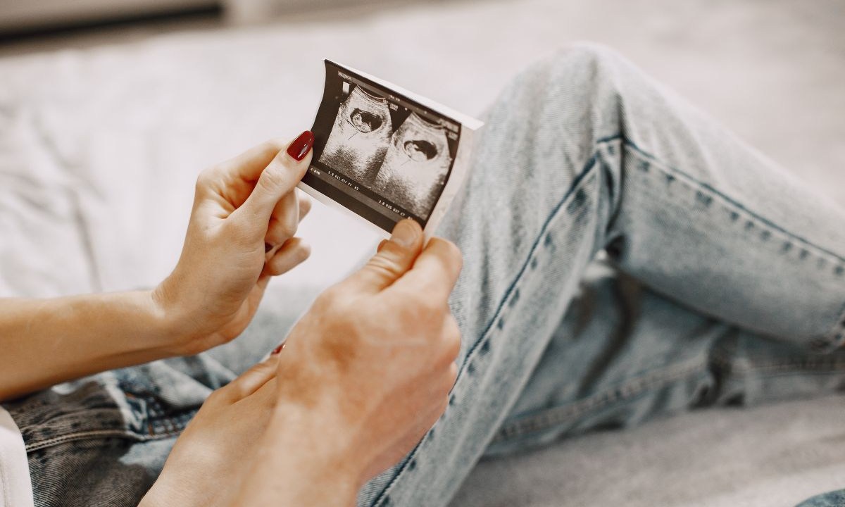 Mulher com exame nas mãos
