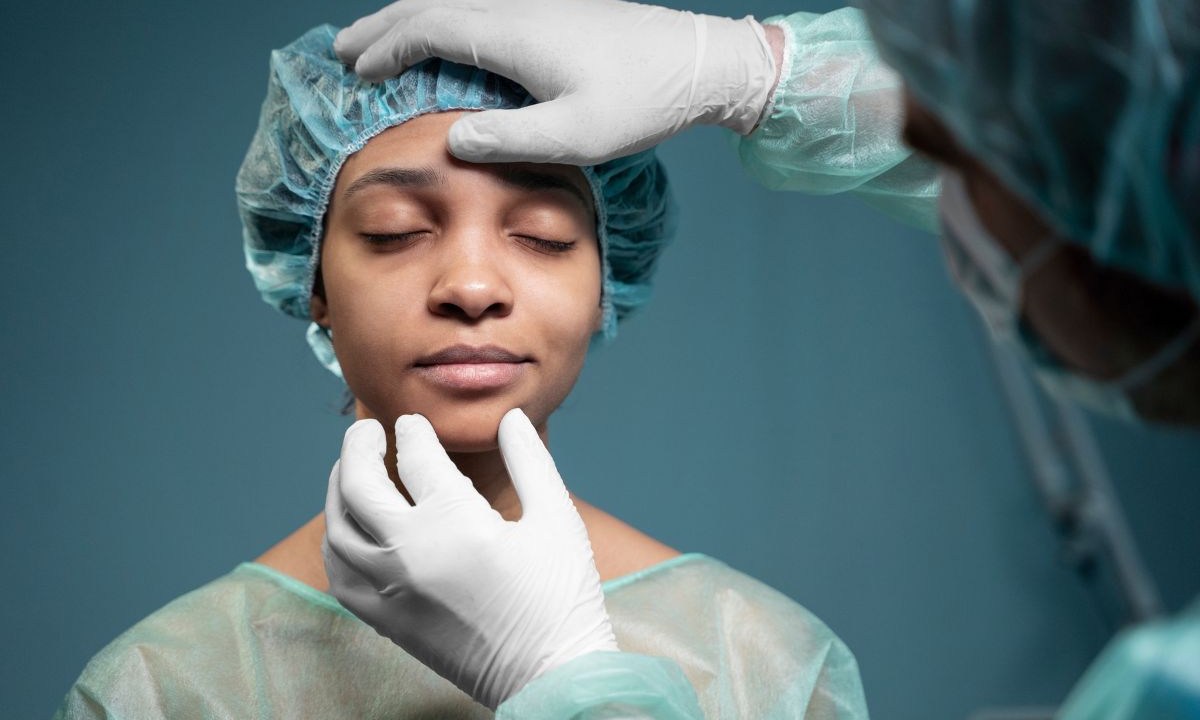 A cirurgia plástica pode ser indicada para tratar outros problemas que interferem na qualidade de vida do paciente