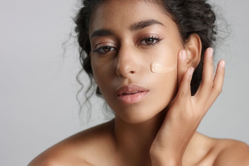 Base para pele seca: 8 opções que dão um efeito glow na maquiagem