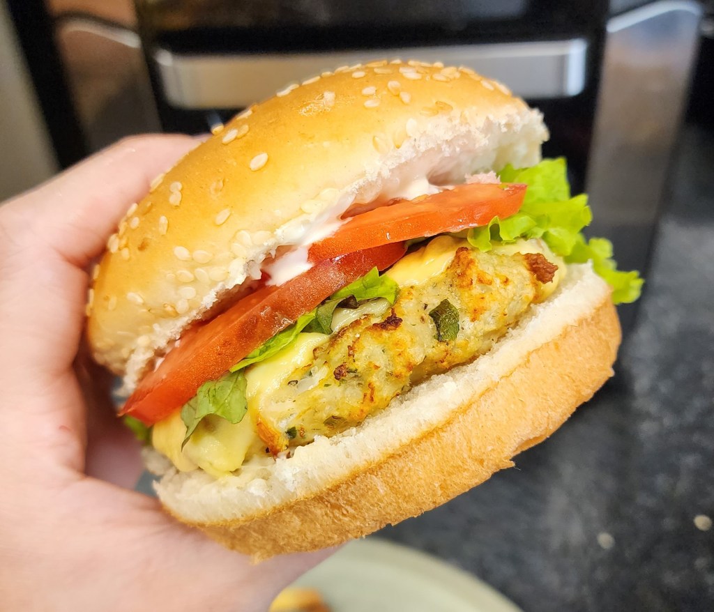 Lanche de hambúrguer de frango feito na air fryer