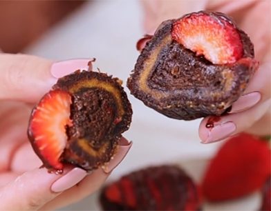 Doce proteico de tâmara com morango e chocolate