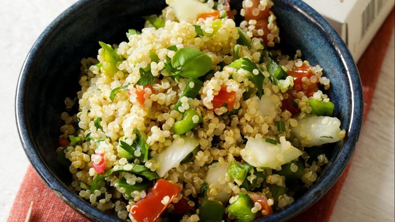 Veja como fazer a salada crocante com quinoa em casa