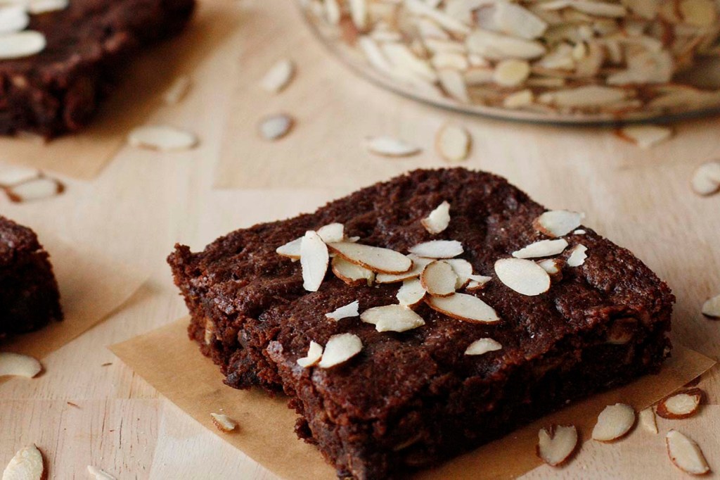 Veja como fazer a receita de brownies de amêndoas