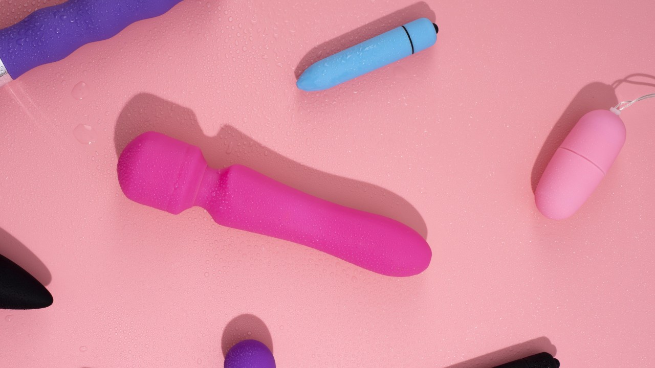 Profissional explica qual é a forma mais segura de se compartilhar um vibrador