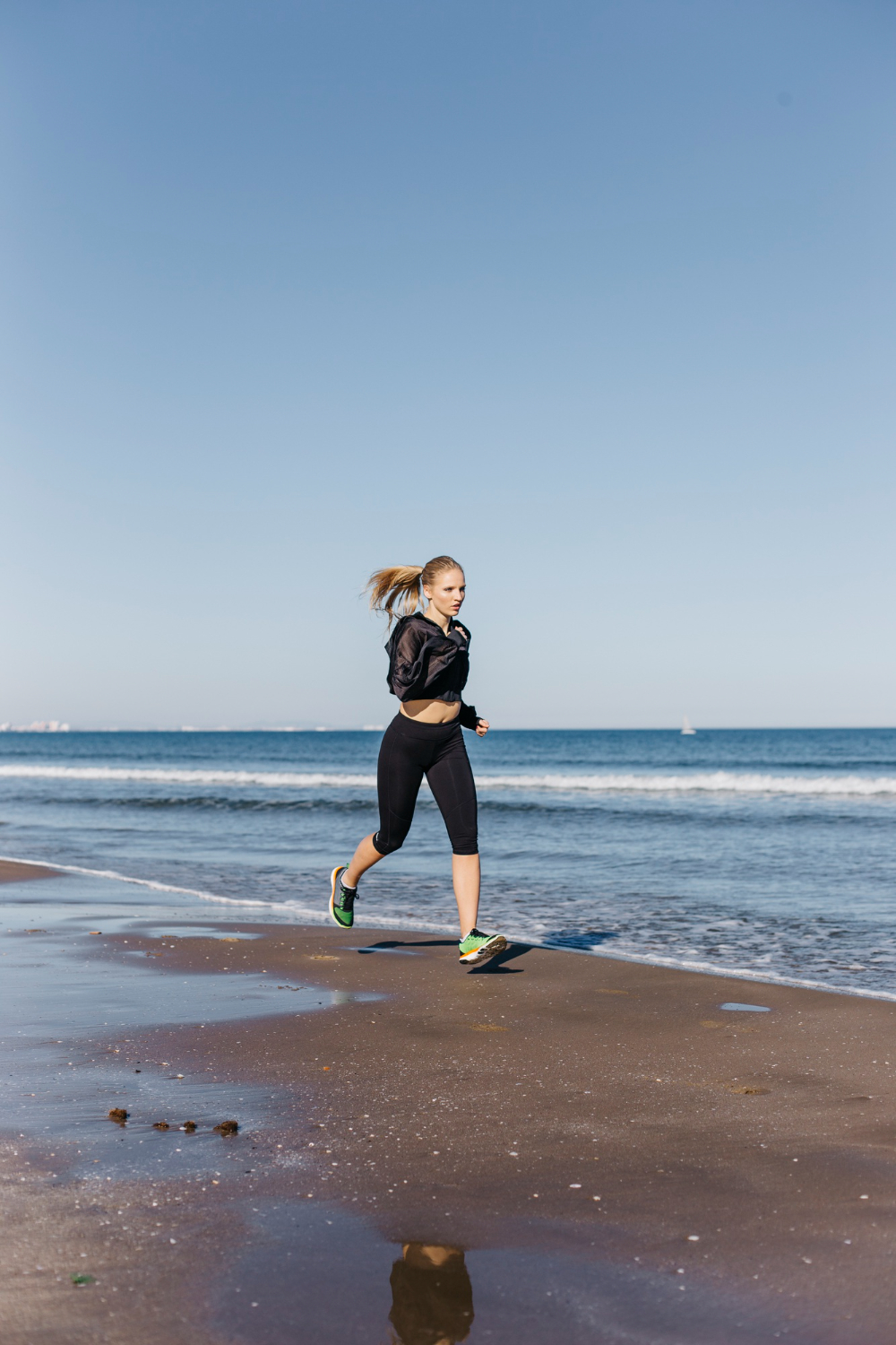 mulher fazendo corrida na areia