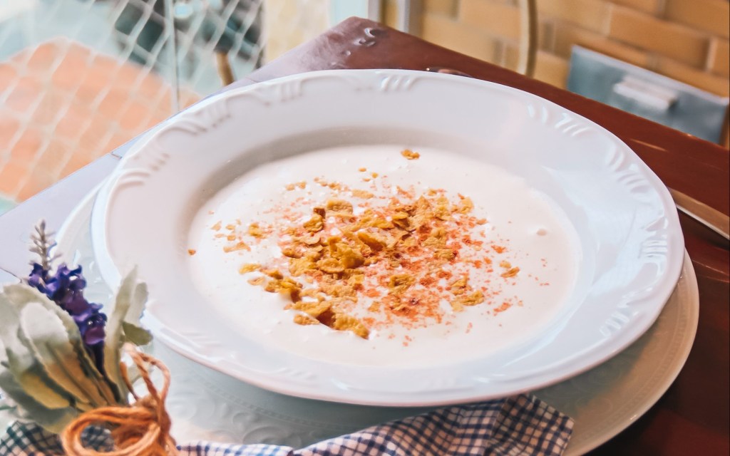 Refeição quentinha: creme de aspargos brancos com páprica para combater o frio