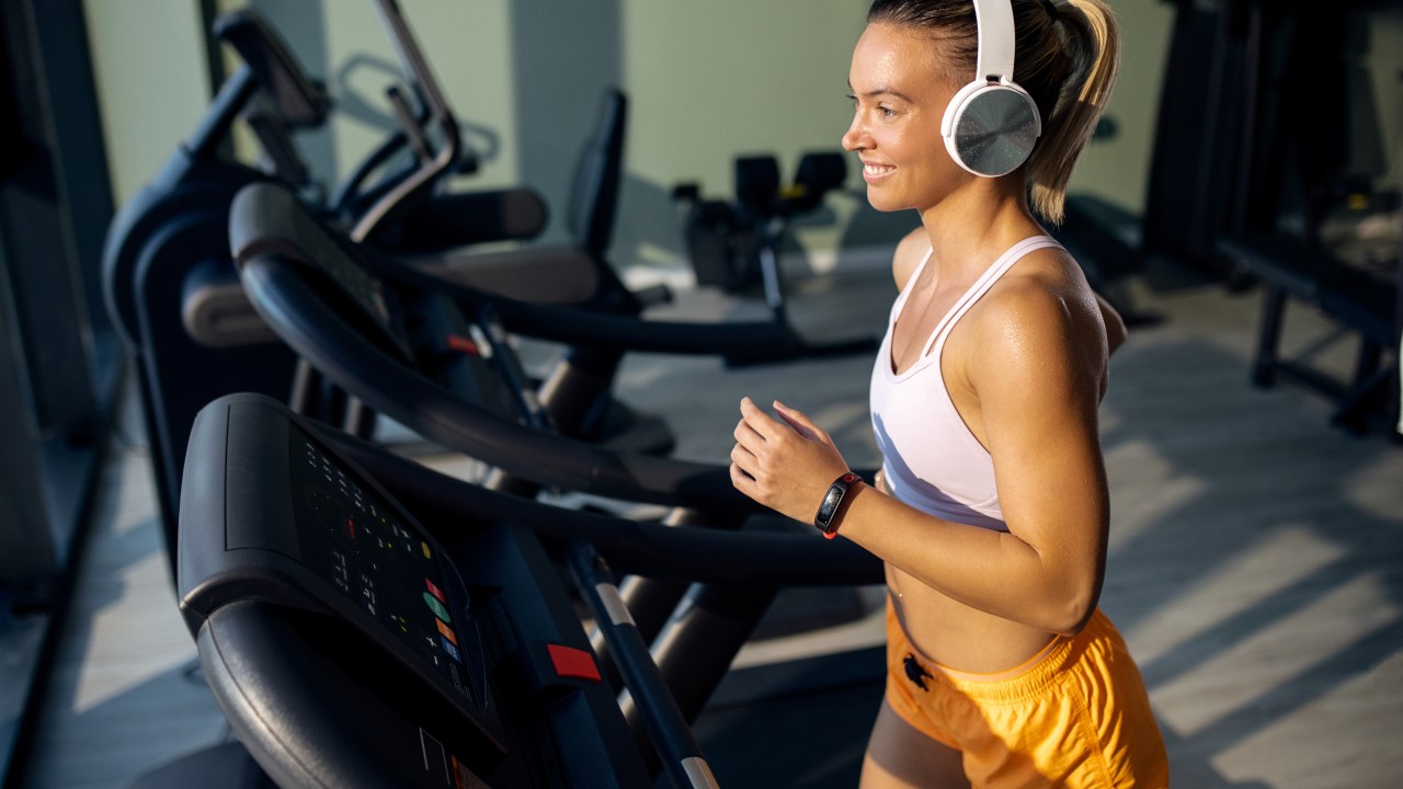 Treinar de tarde tem benefícios diferentes de se exercitar nos outros períodos do dia