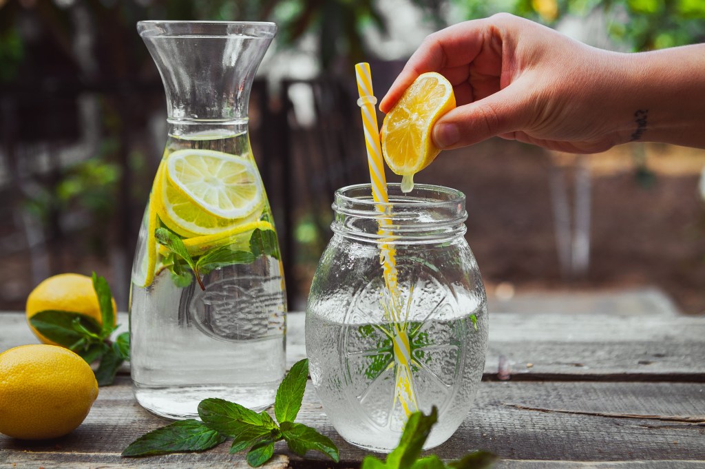 11 receitas de água desintoxicante para acelerar seu metabolismo