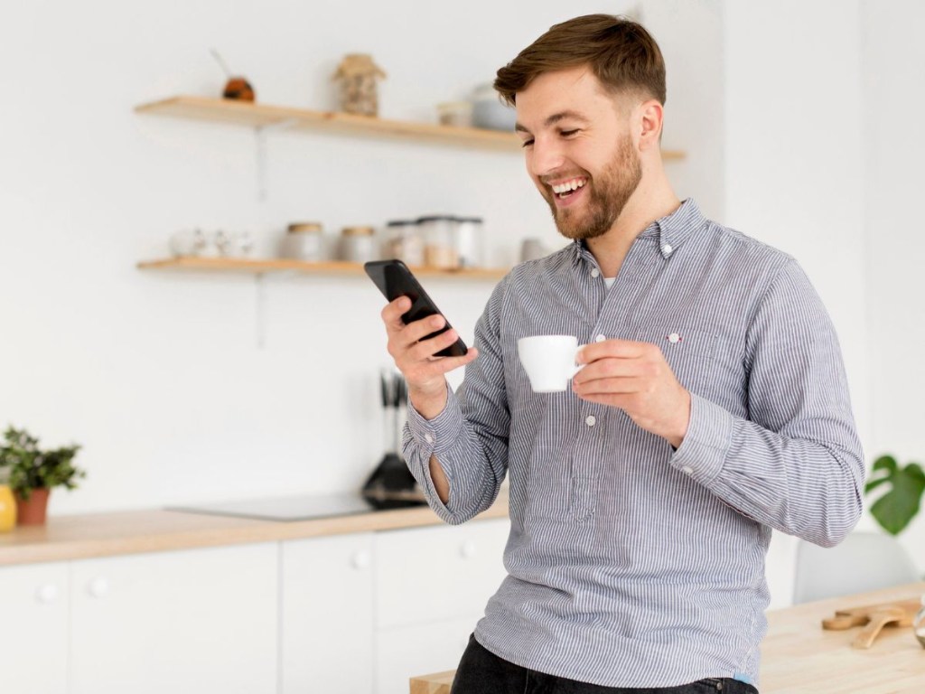 Entenda como o celular afeta a saúde da coluna