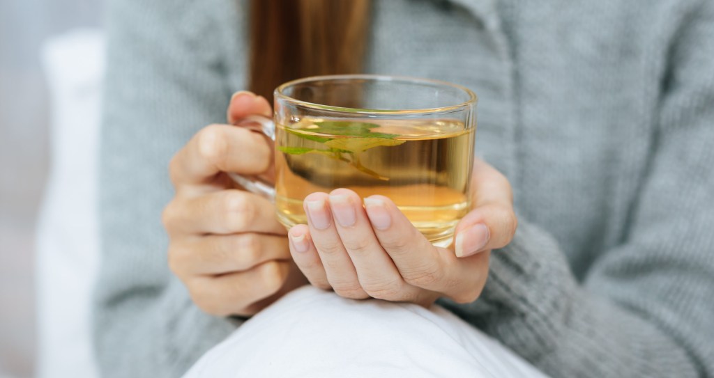 Chá verde: quem deve evitar a bebida termogênica e por quê?