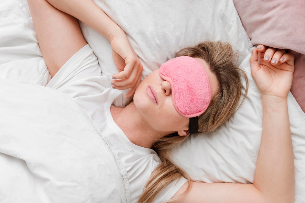 Dormir com luz acesa: o que a ciência diz sobre os riscos à saúde
