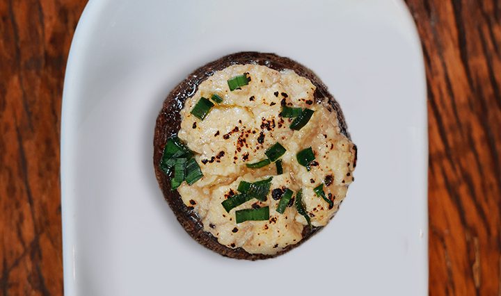 Cogumelos recheados com tofu: receita vegana rica em proteínas para ganhar massa magra