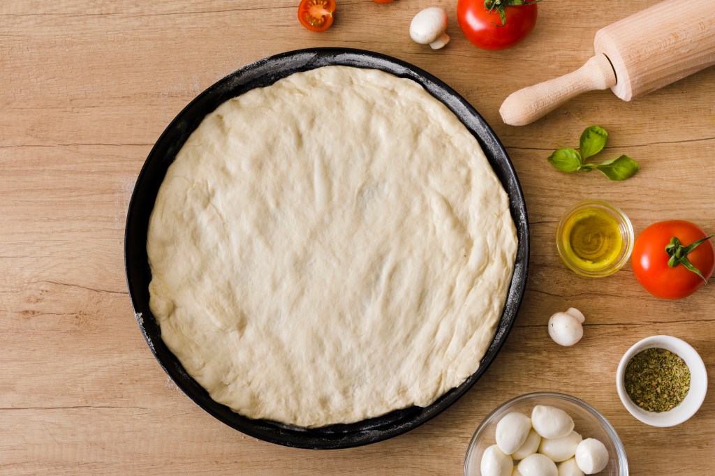 Massa de pizza: duas receitas com farinha de arroz e com mandioquinha
