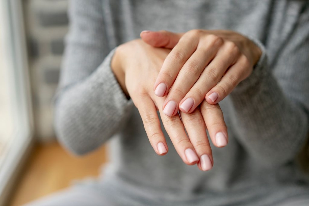 O que as unhas podem revelar sobre seu estado de saúde e como cuidar delas