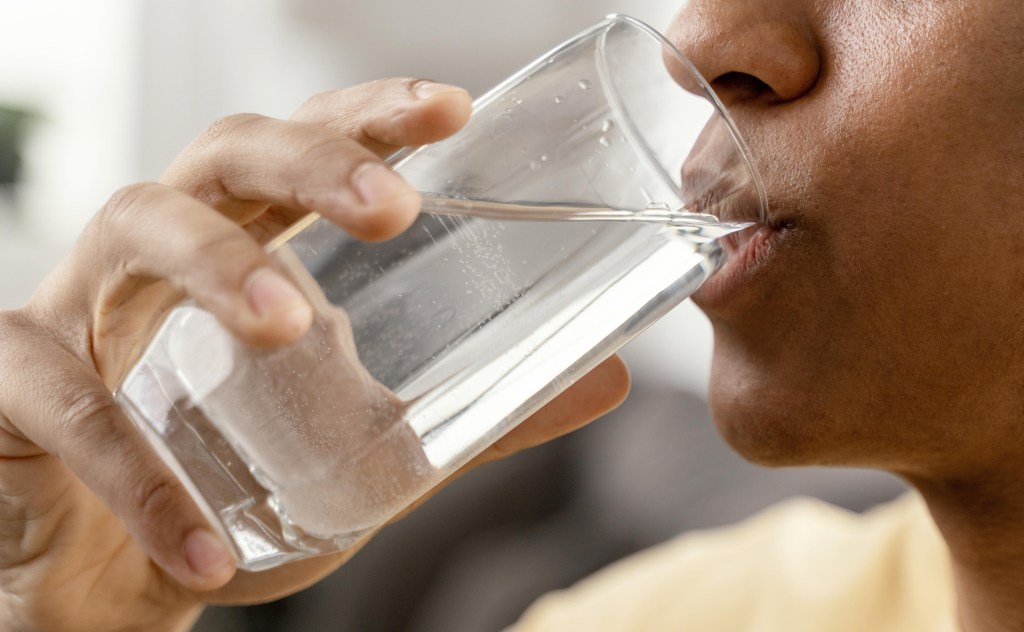 Água gelada emagrece? Profissional explica dúvidas comuns sobre a bebida