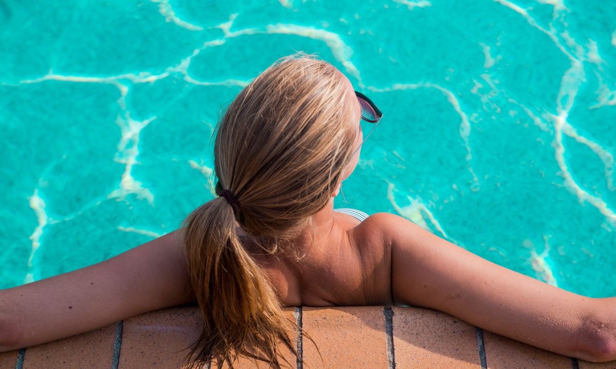 como proteger o cabelo do cloro da piscina