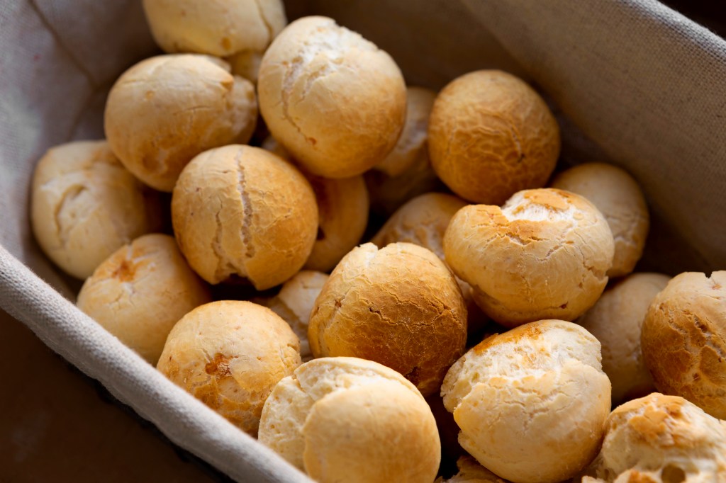 Uma receita prática: pão de queijo vegano usando batata na massa