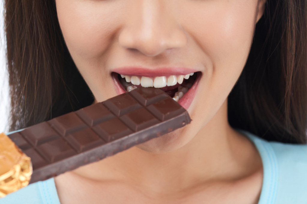 Chocolate faz mal aos dentes? Entenda os impactos na saúde bucal
