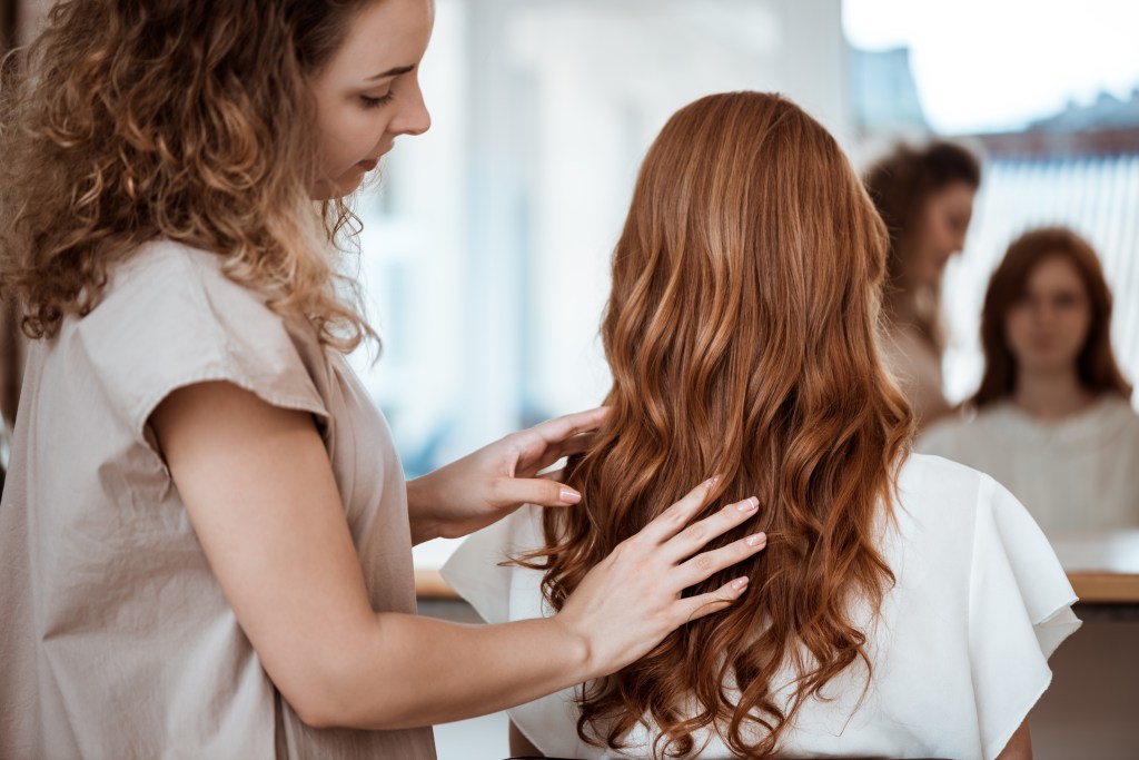 Como fazer o penteado durar mais: dicas da lavagem ao frizz