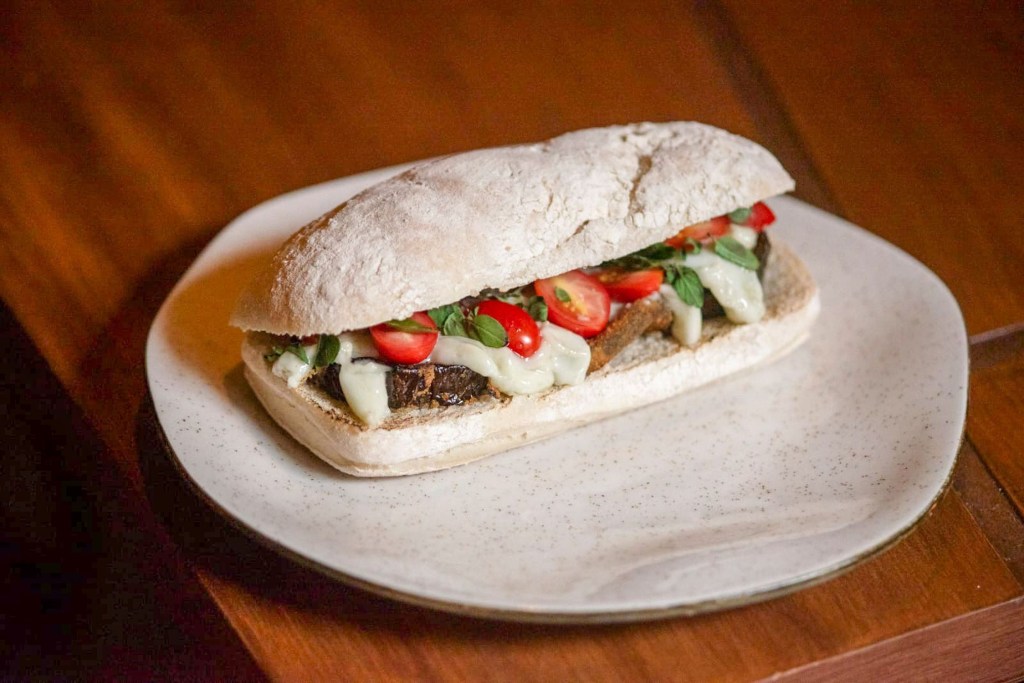 Receita fácil: sanduíche vegano de berinjela com gorgonzola vegano