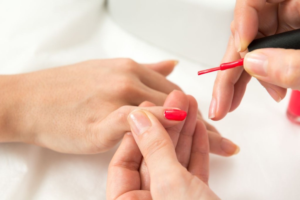 Descubra a verdade sobre o mito do esmalte escuro fortalecer as unhas