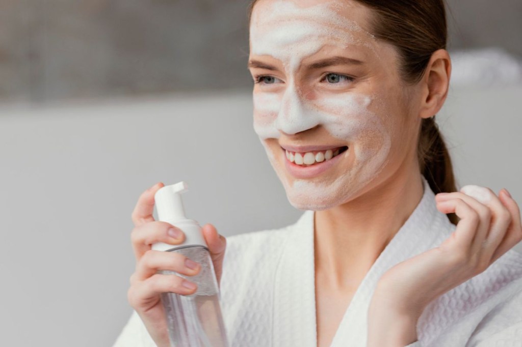 Lavar o rosto várias vezes ao dia reduz a oleosidade?