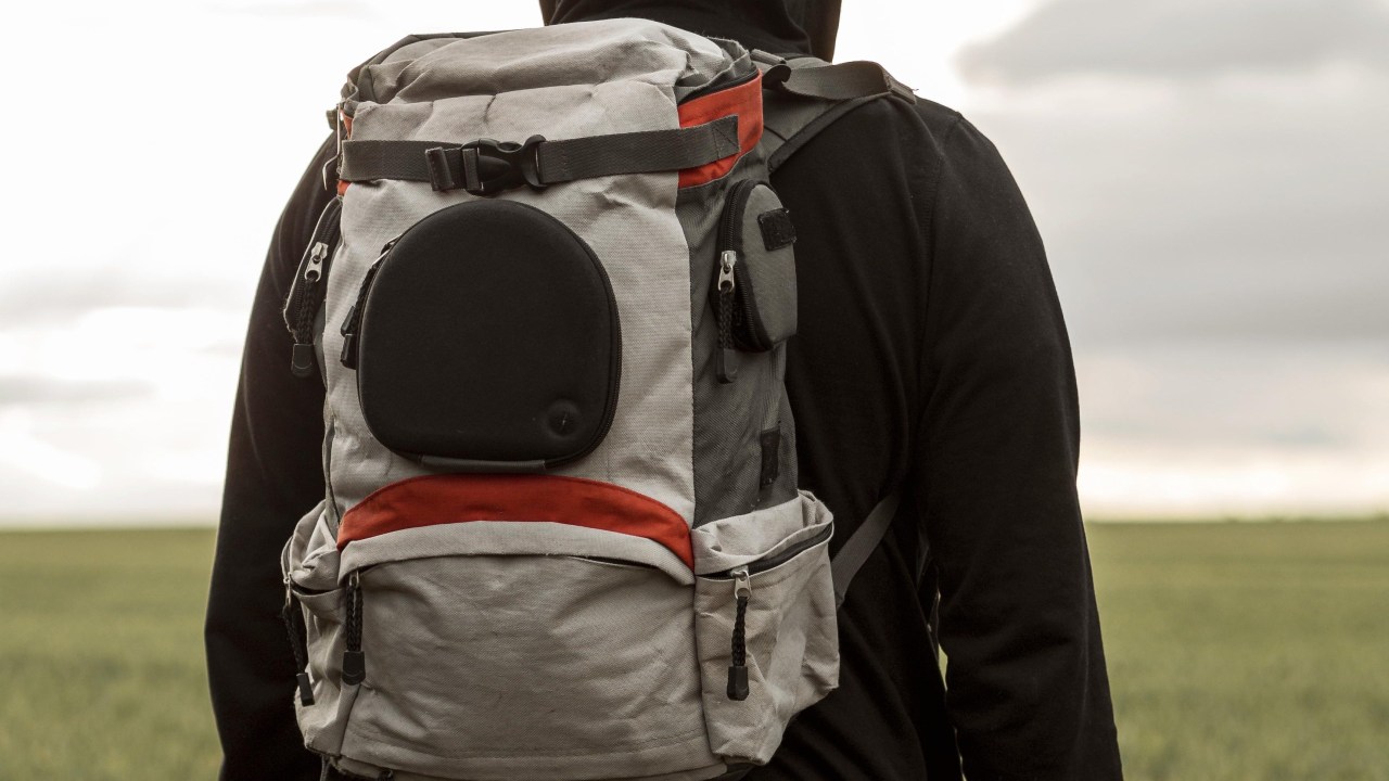 Veja como praticar rucking e quais benefícios a modalidade oferece